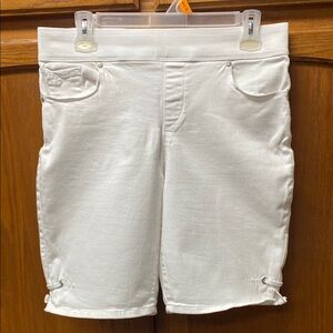 Gloria Vanderbilt Women's White Shorts
Great condition size 8P